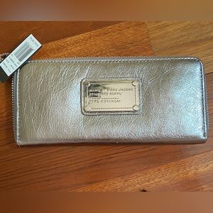 (NWT) Metallic Authentic Marc Jacobs Continental wallet